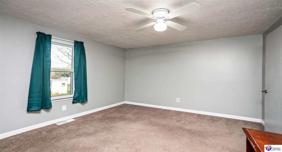 Rineyville Road, Elizabethtown, Kentucky 42701, ,2 BathroomsBathrooms,For Sale,Rineyville Road,HK24004166