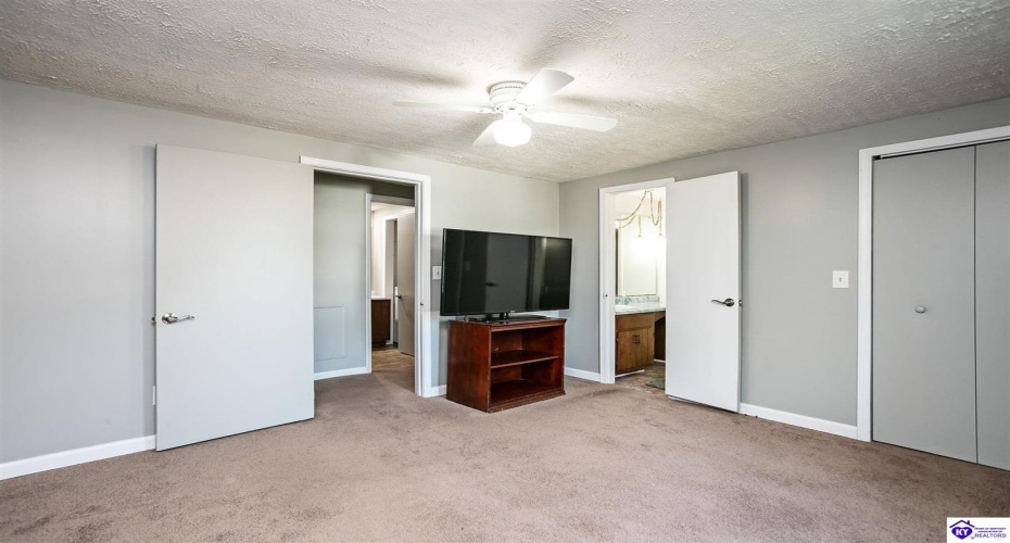 Rineyville Road, Elizabethtown, Kentucky 42701, ,2 BathroomsBathrooms,For Sale,Rineyville Road,HK24004166