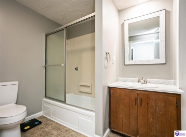 Rineyville Road, Elizabethtown, Kentucky 42701, ,2 BathroomsBathrooms,For Sale,Rineyville Road,HK24004166