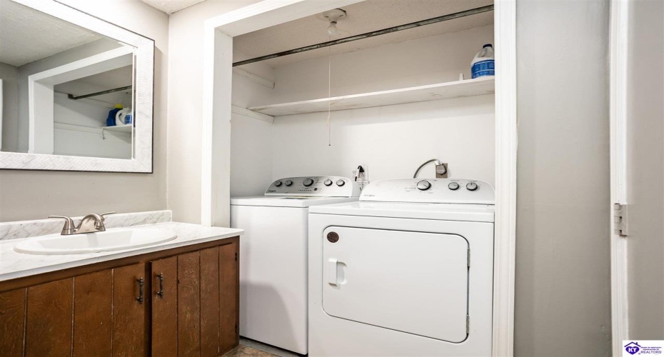 Rineyville Road, Elizabethtown, Kentucky 42701, ,2 BathroomsBathrooms,For Sale,Rineyville Road,HK24004166