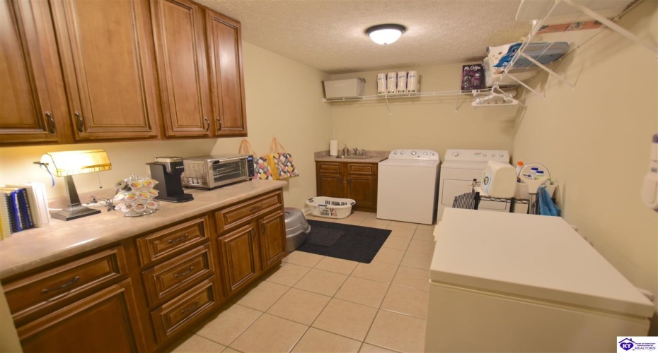 Graceland Trail, Elizabethtown, Kentucky 42701, ,4 BathroomsBathrooms,For Sale,Graceland Trail,HK24004174