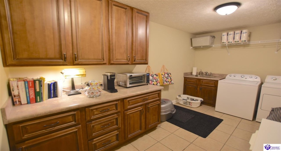 Graceland Trail, Elizabethtown, Kentucky 42701, ,4 BathroomsBathrooms,For Sale,Graceland Trail,HK24004174