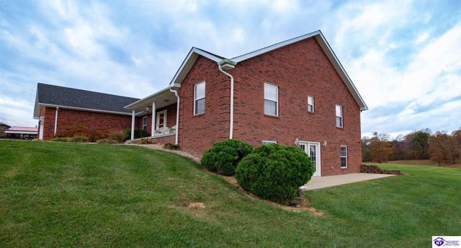 Graceland Trail, Elizabethtown, Kentucky 42701, ,4 BathroomsBathrooms,For Sale,Graceland Trail,HK24004174