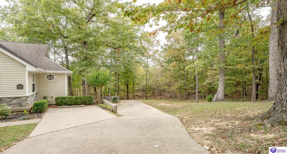 Columbine Court, Brandenburg, Kentucky 40108, ,2 BathroomsBathrooms,For Sale,Columbine Court,HK24004037