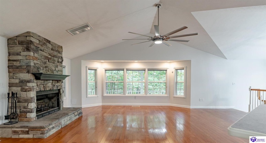 Columbine Court, Brandenburg, Kentucky 40108, ,2 BathroomsBathrooms,For Sale,Columbine Court,HK24004037