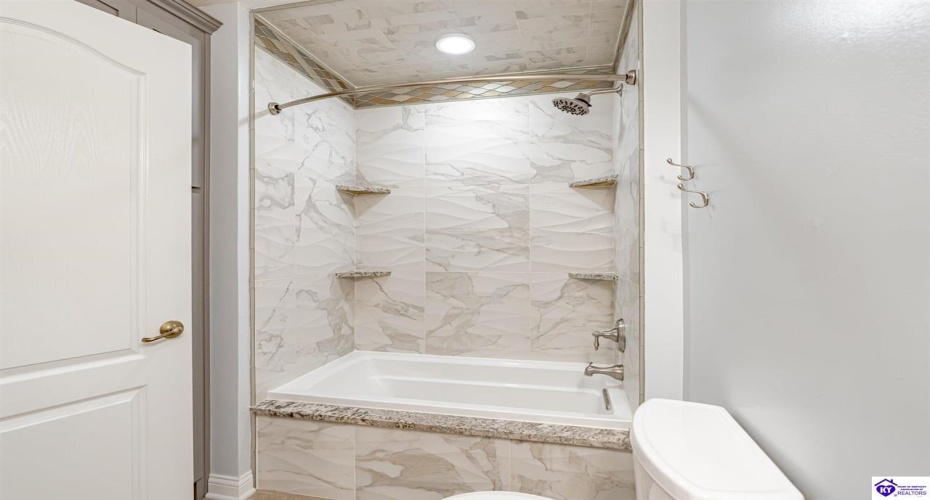 Columbine Court, Brandenburg, Kentucky 40108, ,2 BathroomsBathrooms,For Sale,Columbine Court,HK24004037