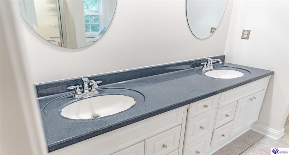 Columbine Court, Brandenburg, Kentucky 40108, ,2 BathroomsBathrooms,For Sale,Columbine Court,HK24004037