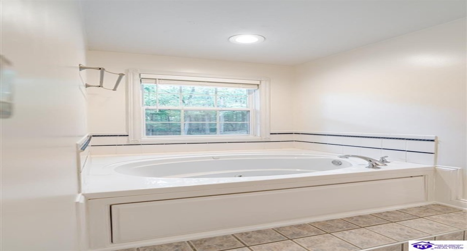 Columbine Court, Brandenburg, Kentucky 40108, ,2 BathroomsBathrooms,For Sale,Columbine Court,HK24004037