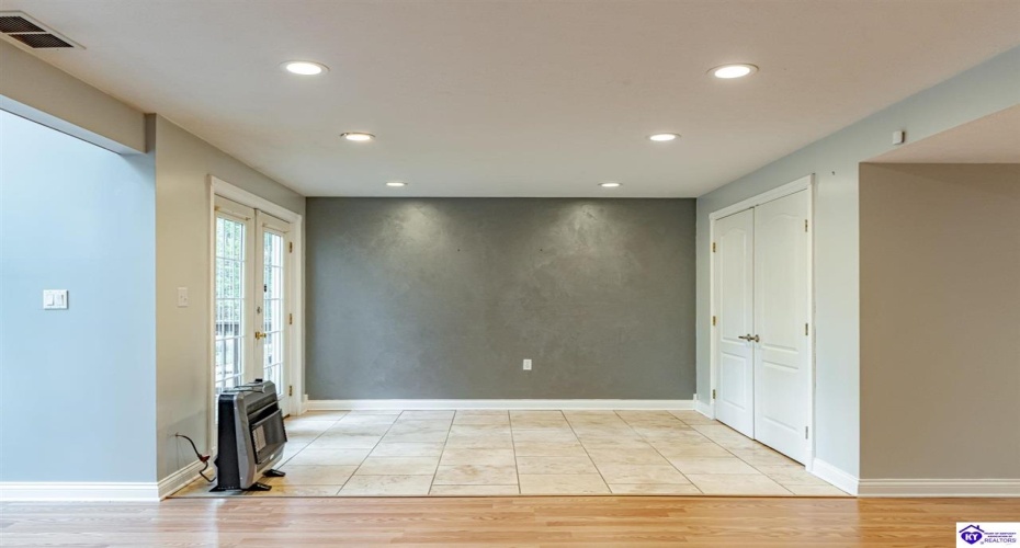 Columbine Court, Brandenburg, Kentucky 40108, ,2 BathroomsBathrooms,For Sale,Columbine Court,HK24004037