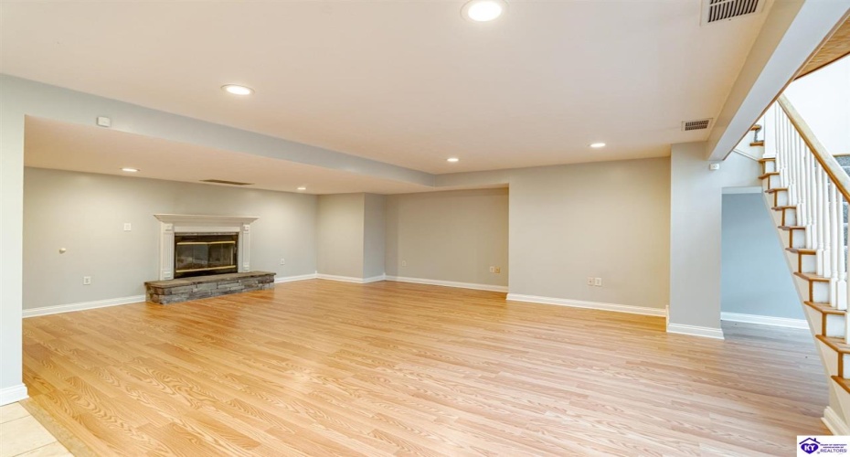 Columbine Court, Brandenburg, Kentucky 40108, ,2 BathroomsBathrooms,For Sale,Columbine Court,HK24004037