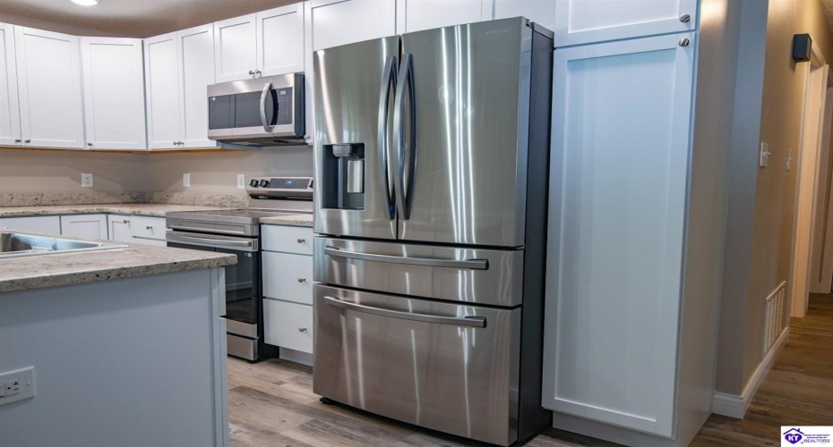 Hickory Hill Drive, Elizabethtown, Kentucky 42701, ,2 BathroomsBathrooms,For Sale,Hickory Hill Drive,HK24004205