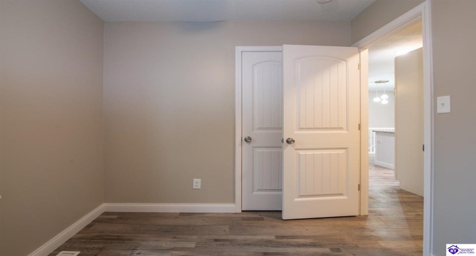 Hickory Hill Drive, Elizabethtown, Kentucky 42701, ,2 BathroomsBathrooms,For Sale,Hickory Hill Drive,HK24004205