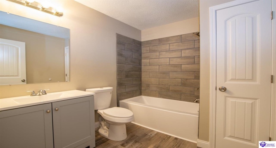 Hickory Hill Drive, Elizabethtown, Kentucky 42701, ,2 BathroomsBathrooms,For Sale,Hickory Hill Drive,HK24004205