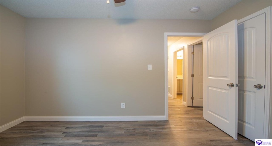 Hickory Hill Drive, Elizabethtown, Kentucky 42701, ,2 BathroomsBathrooms,For Sale,Hickory Hill Drive,HK24004205