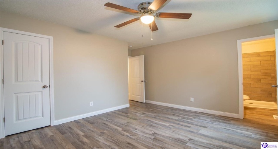 Hickory Hill Drive, Elizabethtown, Kentucky 42701, ,2 BathroomsBathrooms,For Sale,Hickory Hill Drive,HK24004205