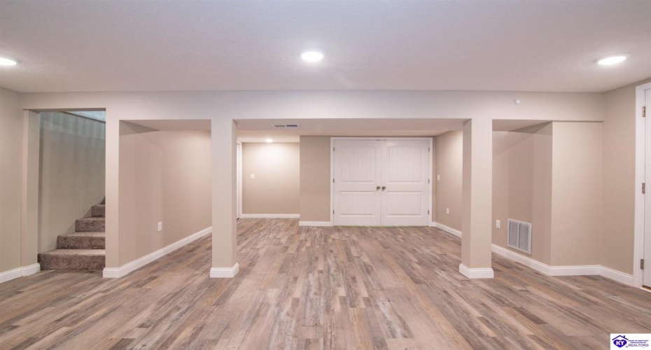 Hickory Hill Drive, Elizabethtown, Kentucky 42701, ,2 BathroomsBathrooms,For Sale,Hickory Hill Drive,HK24004205