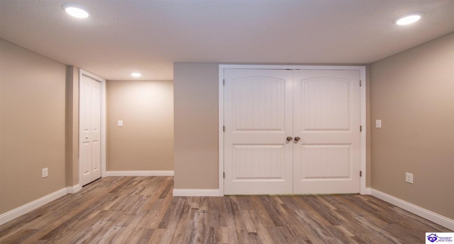 Hickory Hill Drive, Elizabethtown, Kentucky 42701, ,2 BathroomsBathrooms,For Sale,Hickory Hill Drive,HK24004205