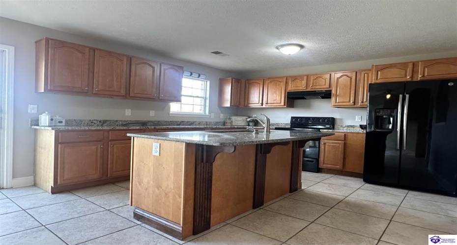 Peak Ln, Vine Grove, Kentucky 40175, ,2 BathroomsBathrooms,For Sale,Peak Ln,HK24004209