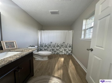 Peak Ln, Vine Grove, Kentucky 40175, ,2 BathroomsBathrooms,For Sale,Peak Ln,HK24004209