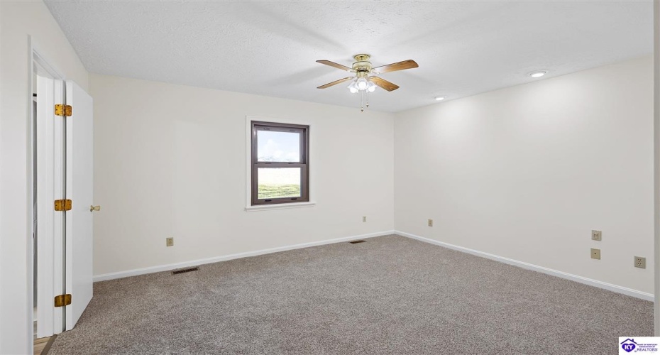 Troy Court, Vine Grove, Kentucky 40175, ,2 BathroomsBathrooms,For Sale,Troy Court,HK24004214