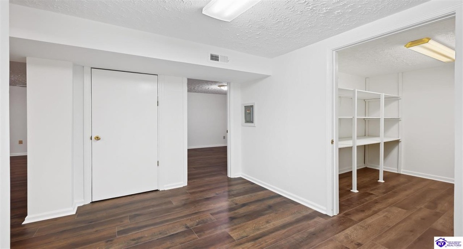 Troy Court, Vine Grove, Kentucky 40175, ,2 BathroomsBathrooms,For Sale,Troy Court,HK24004214