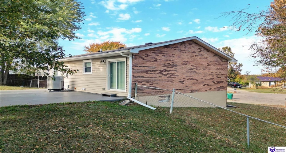 Franklin Court, Radcliff, Kentucky 40160, ,2 BathroomsBathrooms,For Sale,Franklin Court,HK24004221