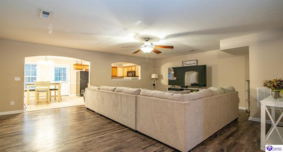 College Station Court, Elizabethtown, Kentucky 42701, ,3 BathroomsBathrooms,For Sale,College Station Court,HK24004222