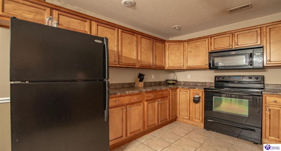 College Station Court, Elizabethtown, Kentucky 42701, ,3 BathroomsBathrooms,For Sale,College Station Court,HK24004222