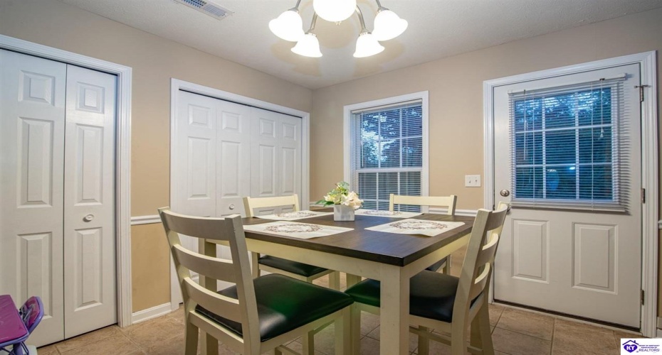 College Station Court, Elizabethtown, Kentucky 42701, ,3 BathroomsBathrooms,For Sale,College Station Court,HK24004222