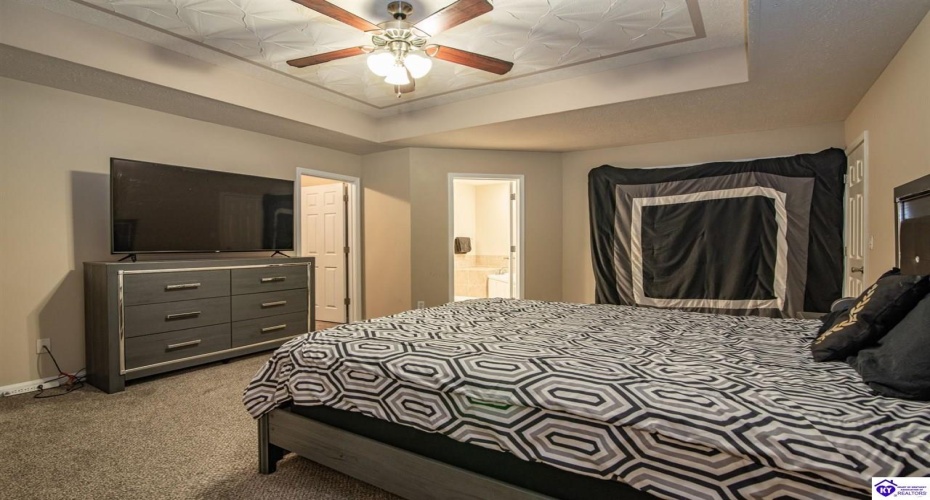 College Station Court, Elizabethtown, Kentucky 42701, ,3 BathroomsBathrooms,For Sale,College Station Court,HK24004222