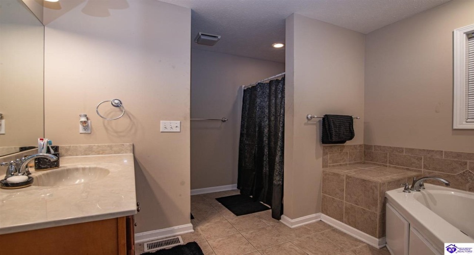 College Station Court, Elizabethtown, Kentucky 42701, ,3 BathroomsBathrooms,For Sale,College Station Court,HK24004222