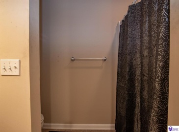 College Station Court, Elizabethtown, Kentucky 42701, ,3 BathroomsBathrooms,For Sale,College Station Court,HK24004222