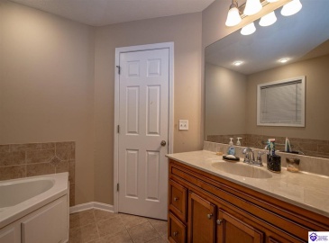 College Station Court, Elizabethtown, Kentucky 42701, ,3 BathroomsBathrooms,For Sale,College Station Court,HK24004222