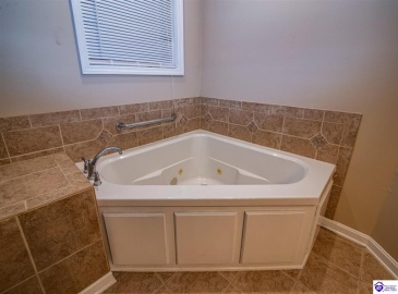 College Station Court, Elizabethtown, Kentucky 42701, ,3 BathroomsBathrooms,For Sale,College Station Court,HK24004222