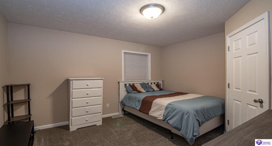College Station Court, Elizabethtown, Kentucky 42701, ,3 BathroomsBathrooms,For Sale,College Station Court,HK24004222