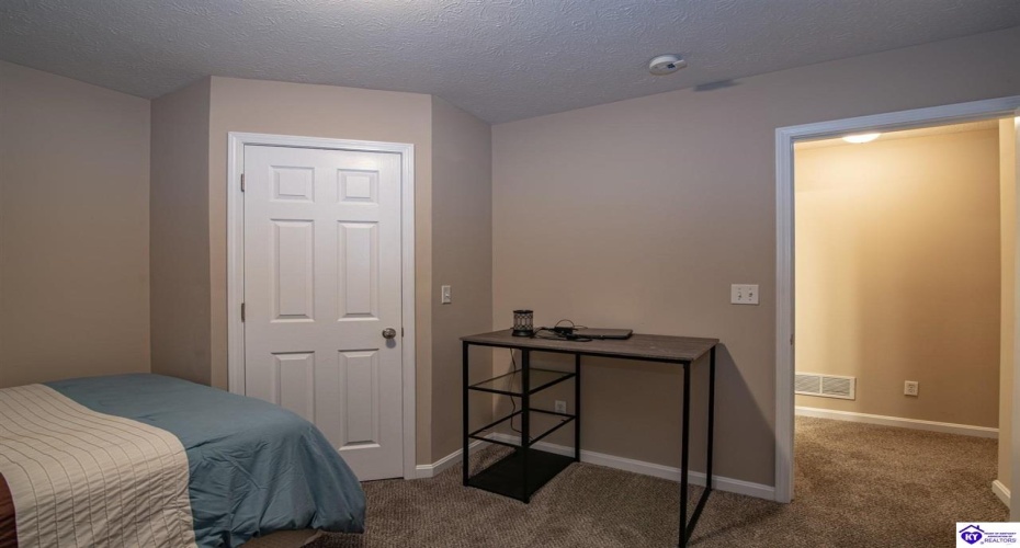 College Station Court, Elizabethtown, Kentucky 42701, ,3 BathroomsBathrooms,For Sale,College Station Court,HK24004222