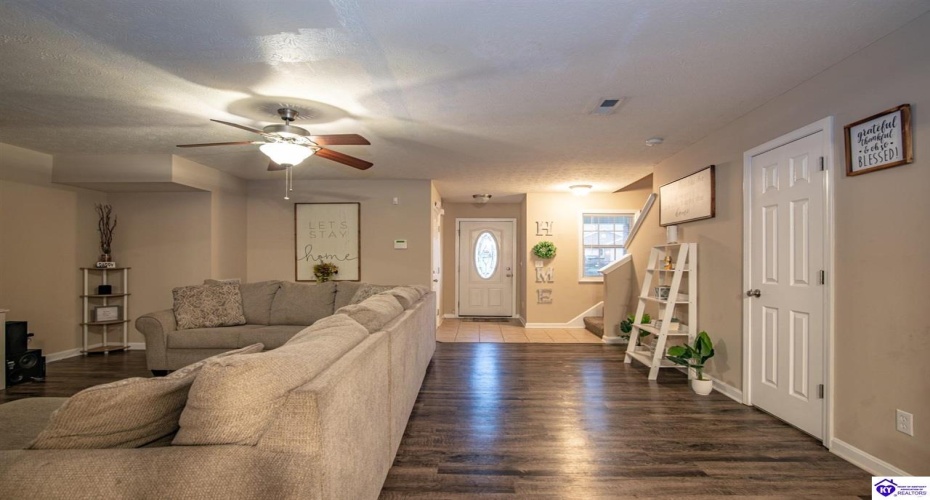 College Station Court, Elizabethtown, Kentucky 42701, ,3 BathroomsBathrooms,For Sale,College Station Court,HK24004222