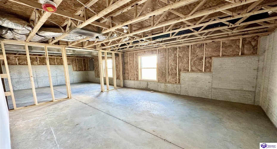 Clear Creek Court, Elizabethtown, Kentucky 42701, ,3 BathroomsBathrooms,For Sale,Clear Creek Court,HK24004223