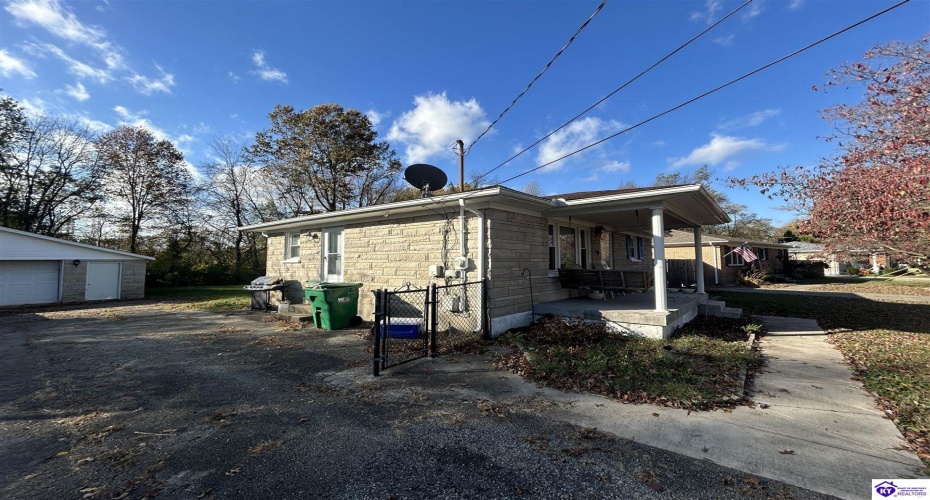 Huberta Drive, Louisville, Kentucky 40216-1214, ,2 BathroomsBathrooms,For Sale,Huberta Drive,HK24004227