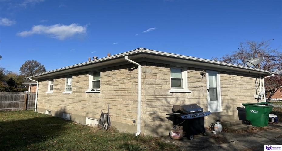 Huberta Drive, Louisville, Kentucky 40216-1214, ,2 BathroomsBathrooms,For Sale,Huberta Drive,HK24004227