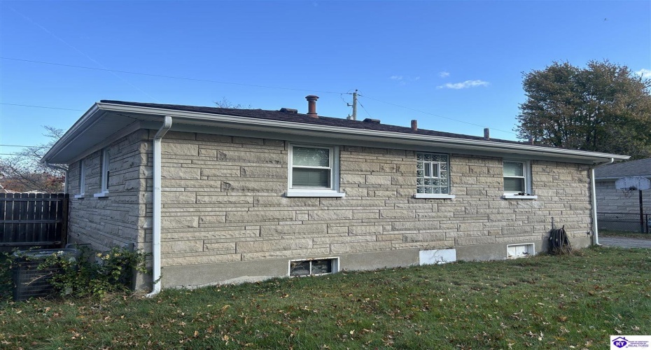 Huberta Drive, Louisville, Kentucky 40216-1214, ,2 BathroomsBathrooms,For Sale,Huberta Drive,HK24004227