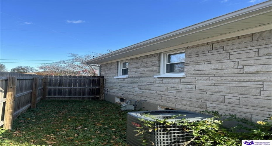 Huberta Drive, Louisville, Kentucky 40216-1214, ,2 BathroomsBathrooms,For Sale,Huberta Drive,HK24004227