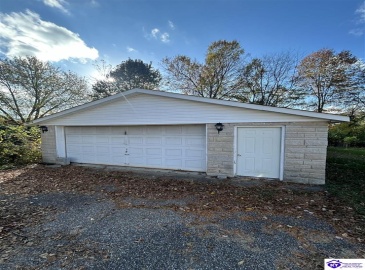 Huberta Drive, Louisville, Kentucky 40216-1214, ,2 BathroomsBathrooms,For Sale,Huberta Drive,HK24004227