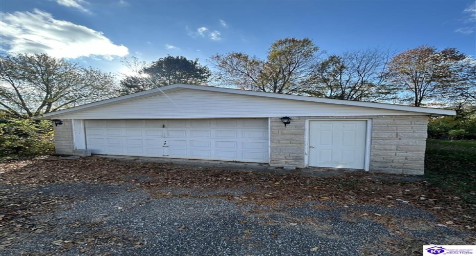 Huberta Drive, Louisville, Kentucky 40216-1214, ,2 BathroomsBathrooms,For Sale,Huberta Drive,HK24004227