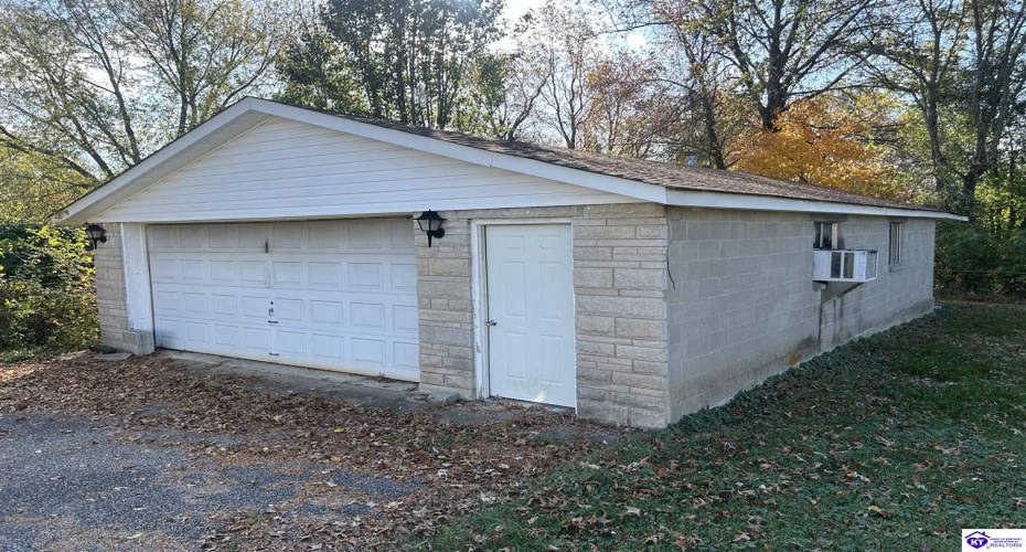 Huberta Drive, Louisville, Kentucky 40216-1214, ,2 BathroomsBathrooms,For Sale,Huberta Drive,HK24004227