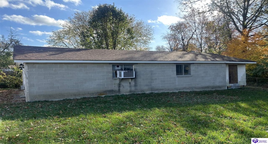 Huberta Drive, Louisville, Kentucky 40216-1214, ,2 BathroomsBathrooms,For Sale,Huberta Drive,HK24004227