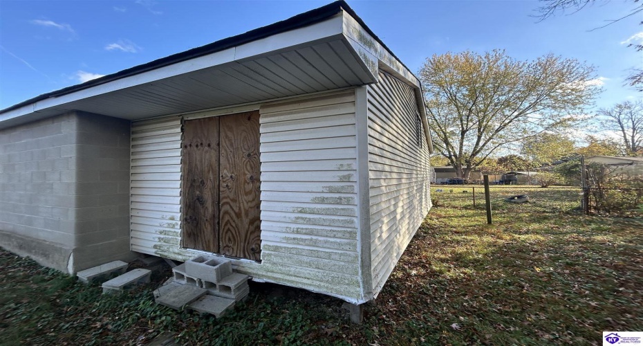 Huberta Drive, Louisville, Kentucky 40216-1214, ,2 BathroomsBathrooms,For Sale,Huberta Drive,HK24004227