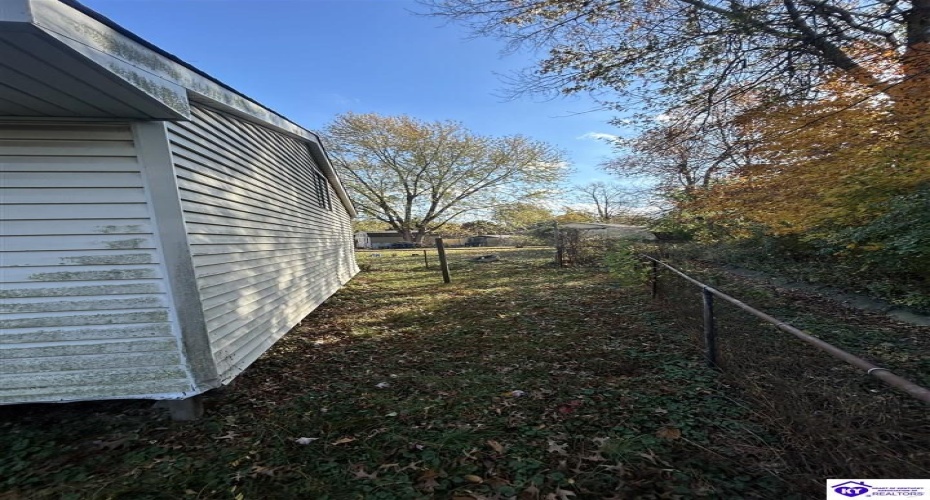 Huberta Drive, Louisville, Kentucky 40216-1214, ,2 BathroomsBathrooms,For Sale,Huberta Drive,HK24004227