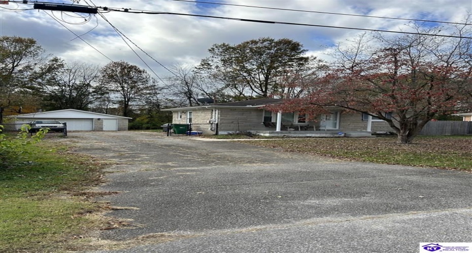 Huberta Drive, Louisville, Kentucky 40216-1214, ,2 BathroomsBathrooms,For Sale,Huberta Drive,HK24004227