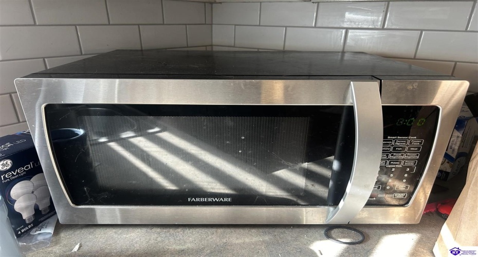 Huberta Drive, Louisville, Kentucky 40216-1214, ,2 BathroomsBathrooms,For Sale,Huberta Drive,HK24004227